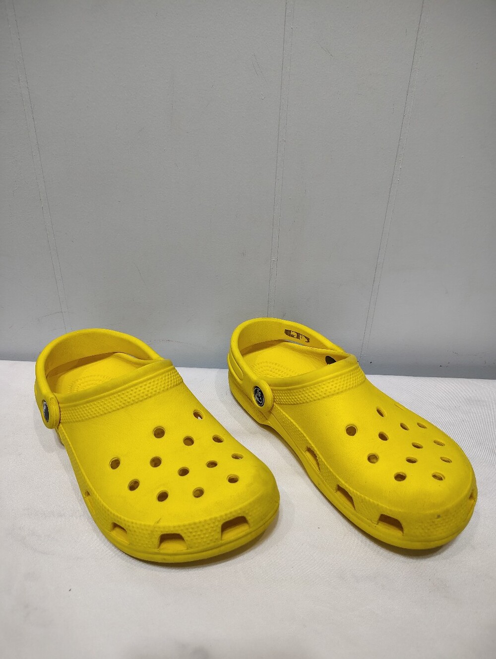 Crocs Classic Clog in Yellow size 6 Water Beach Casual Lake Boat